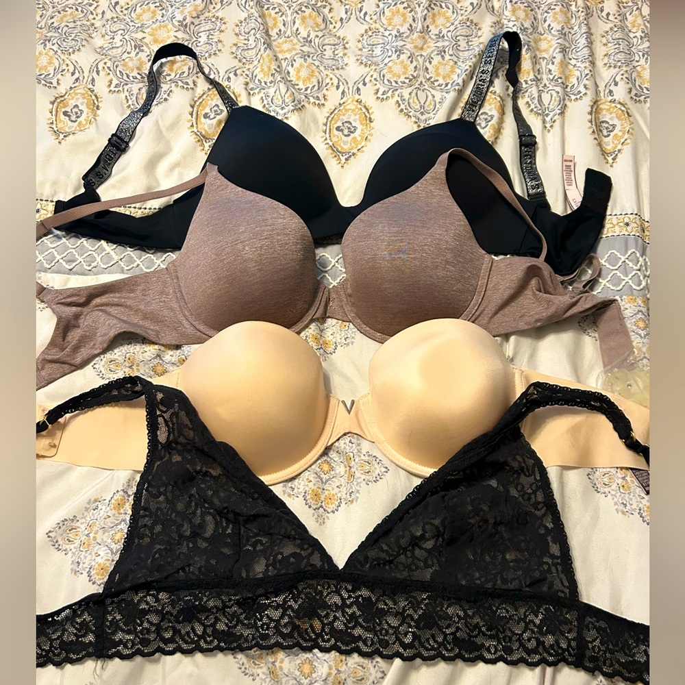 Set of Victoria’s Secret bras in 32D and C